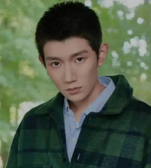 王俊凯寸头大片上热搜,tfboys寸头造型成对比,谁的颜值驾驭住了?