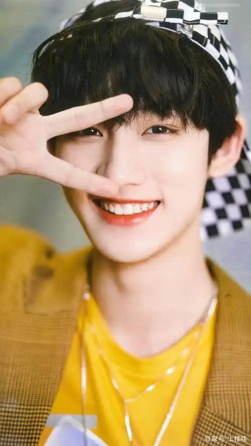 丁程鑫奇怪热搜:被砸到脑瓜子嗡嗡的,太可爱的吧