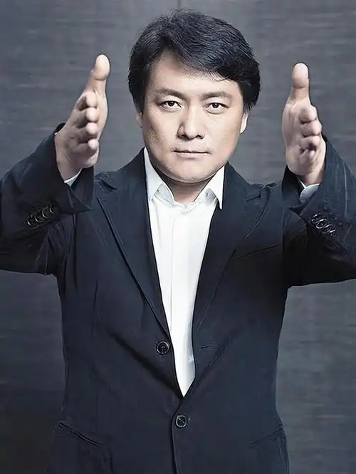 9岁出道41岁逆袭,长相奇丑却娶美貌娇妻,他是怎么做到的?