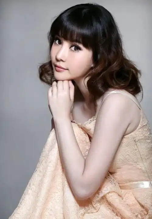 两人分手之后他这才爱上了更加年轻漂亮的袁茵,却没想到这段恋情仍然