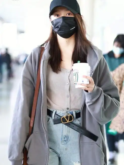 明星私服穿搭关晓彤最新机场私服解析