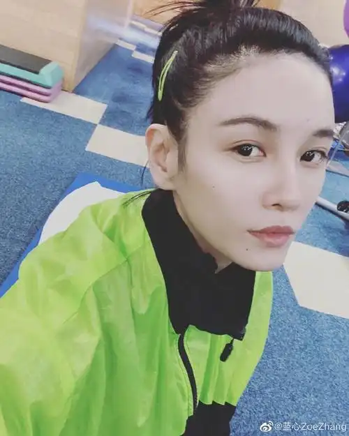 成龙迎66岁生日 张蓝心温暖发文送祝福:感恩师父