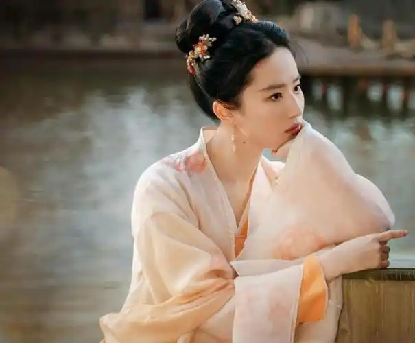 自从《梦华录》播出之后,刘亦菲的人气和热度又一次达到了巅峰,同时