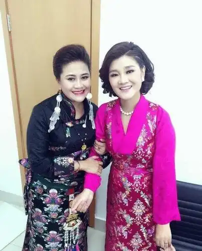 曾是洗碗工, 唱歌因人手不够, 被领导看重, 如今成最美女中音