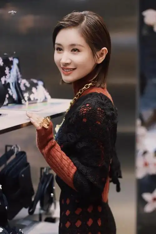 王子文长发亮相《快乐大本营》,短发妖精秒变优雅女神,真的爱了