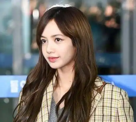 lisa斜刘海上热搜了?是怎么回事?_宝贝_发型_额头