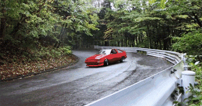 周末的秋名山山路上,伴随着引擎的轰鸣,成群的ae86和日系性能车漂移而