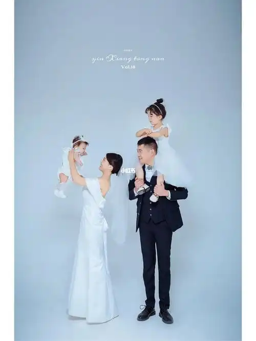 一家四口全家福