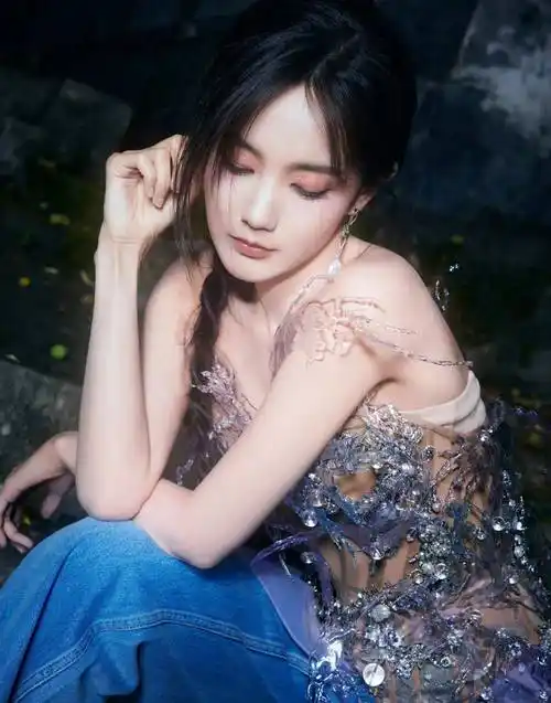 李一桐在花园里的照片穿着隐形萌裙,清凉优雅清纯又充满肉欲_刚从