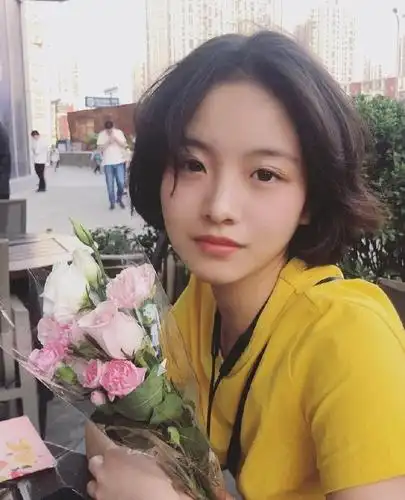 【一点资讯】20岁李庚希气质好高级,穿"赫本风"吊