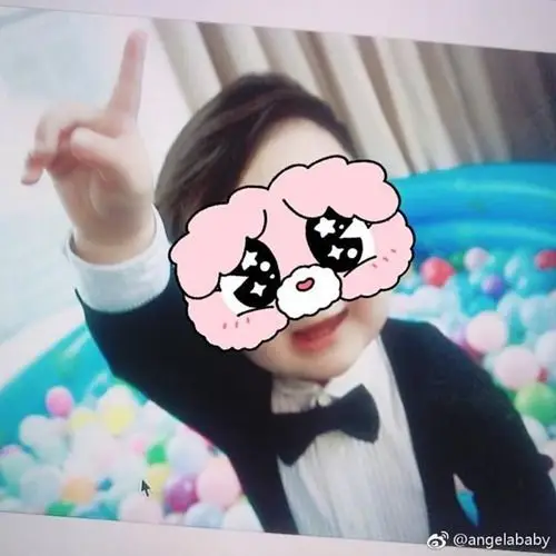 黄晓明baby牵小海绵雪地蹒跚学步背影照 小海绵长大了