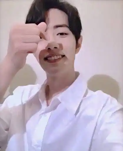 还有比心那张,肖战真的是什么角度都能驾驭啊~~不论是侧颜还是背影,给