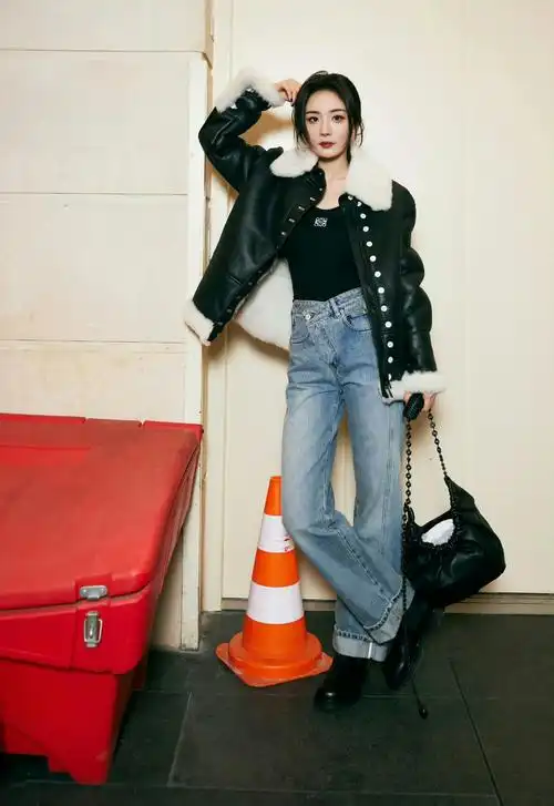 杨幂黑皮衣搭配牛仔裤个性时尚 天气冷起来了,接下来秋冬季穿搭右要
