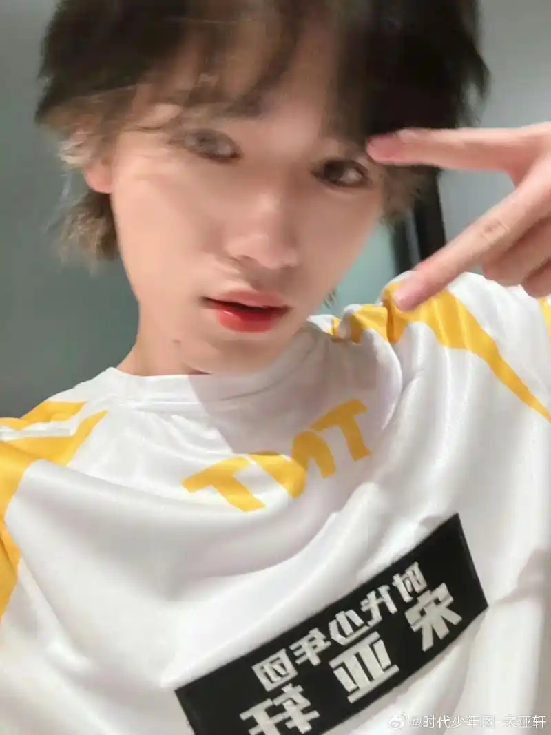 朋友们今天开不开心芽✌️#氛围感 #原相机 #宋亚轩