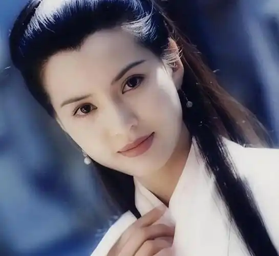 李若彤,一个因为角色而名声大振,一位因为爱情而失去自我的女演员.