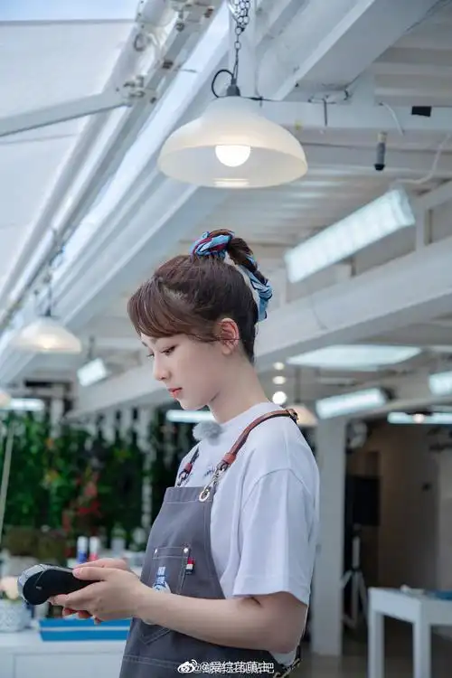 杨紫《中餐厅》新造型,用蓝丝巾绑成麻花辫,别致又俏皮