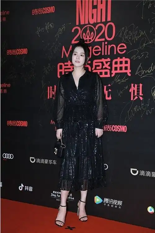 马思纯的穿搭技巧而且中长款的裙子,露出一小截脚踝线条,搭配一双一字