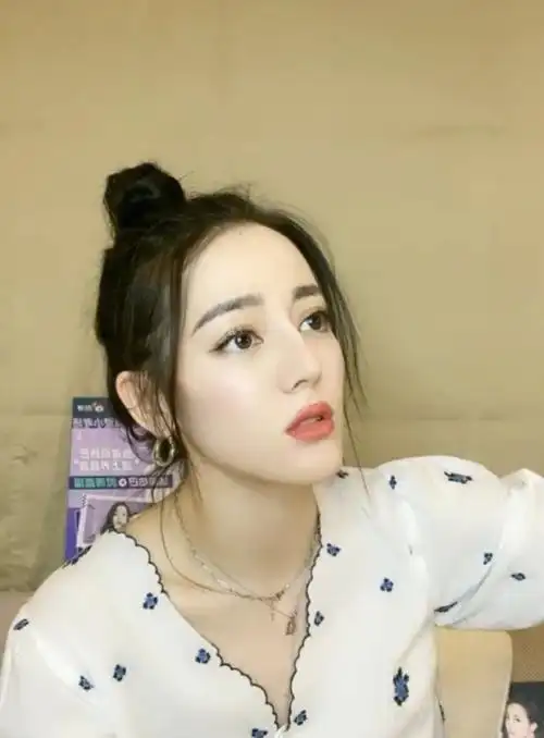 迪丽热巴直播#迪丽热巴丸子头77印花雪纺衫,温柔可爱