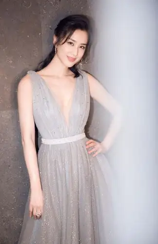 黄圣依出席活动,身着一款浅蓝色长裙优雅迷人