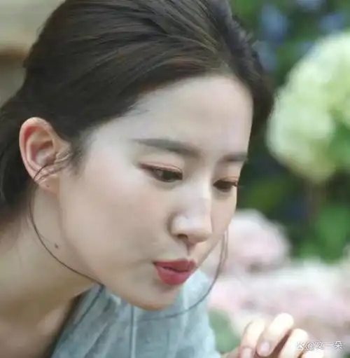 刘亦菲35岁皮肤状态,像剥了壳的鸡蛋,无美颜无滤镜谁不羡慕?