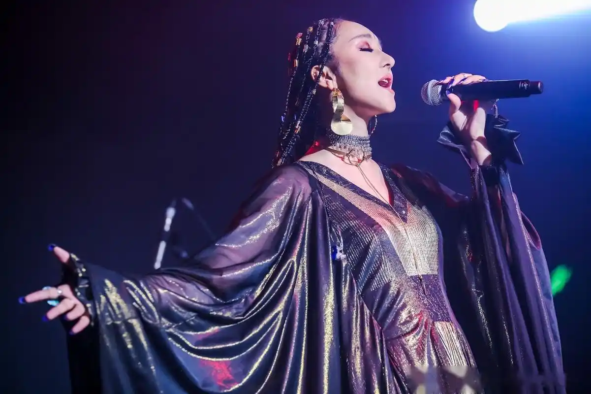 感恩昨天到场的所有媒体,跟朋友们,还有哥哥姐姐弟弟