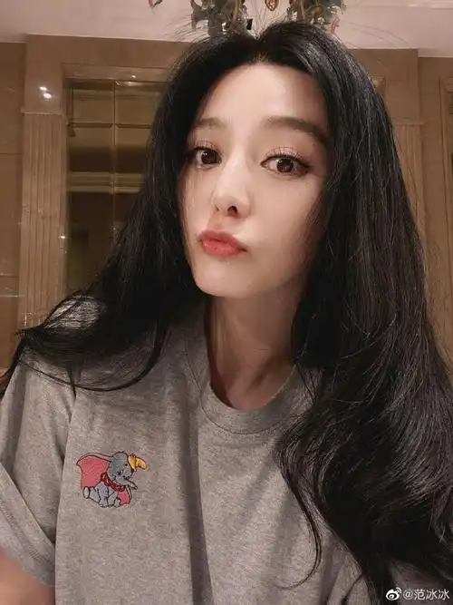 范冰冰发九宫格美照妆容精致一头秀发惹人羡