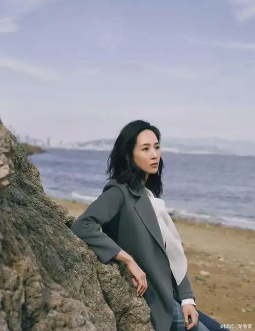 美背引发全网狂潮,张钧甯背部线条成焦点!