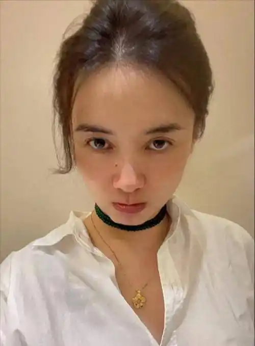 宋佳晒素颜照,只涂口红就暴露真实状态_演技_魅力_人们