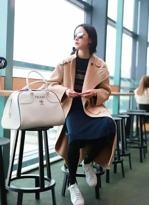 国际超模杜鹃最新机场照,短款上衣搭配宽松阔腿裤,大长腿好拉风