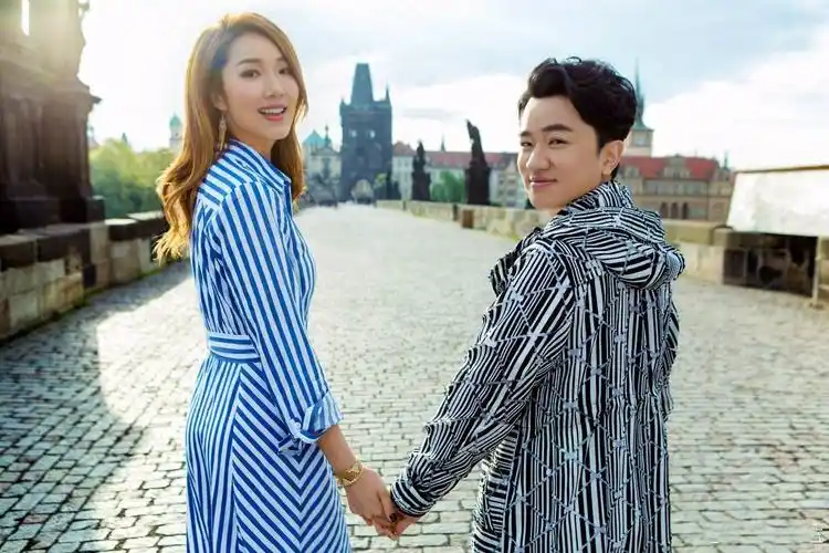 最萌身高差,李亚男单手环抱娇小的王祖蓝,女友力十足