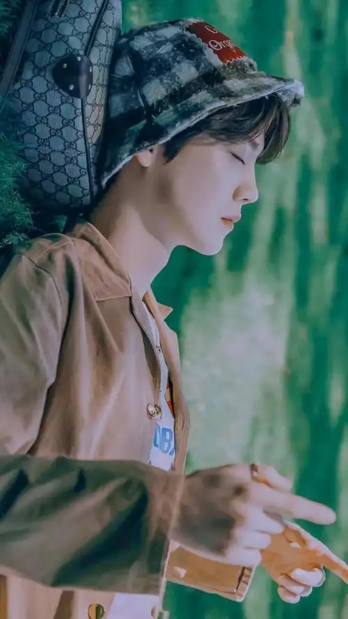 时尚休闲风鹿晗阳光帅气户外迷人写真,高清图片,手机锁屏桌面-壁纸族