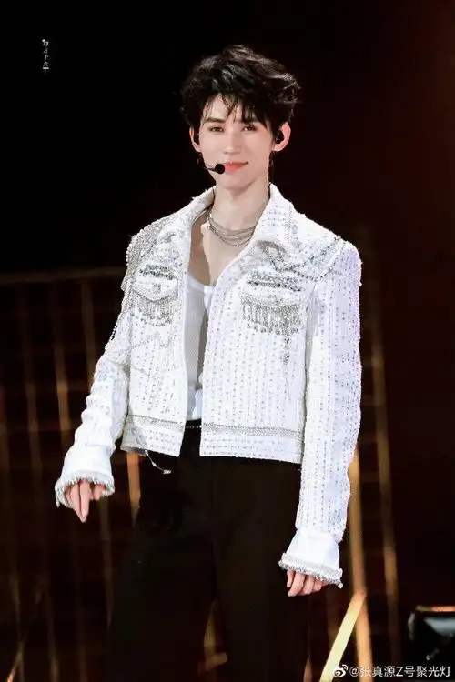 张真源海口演唱会舞台照饭拍