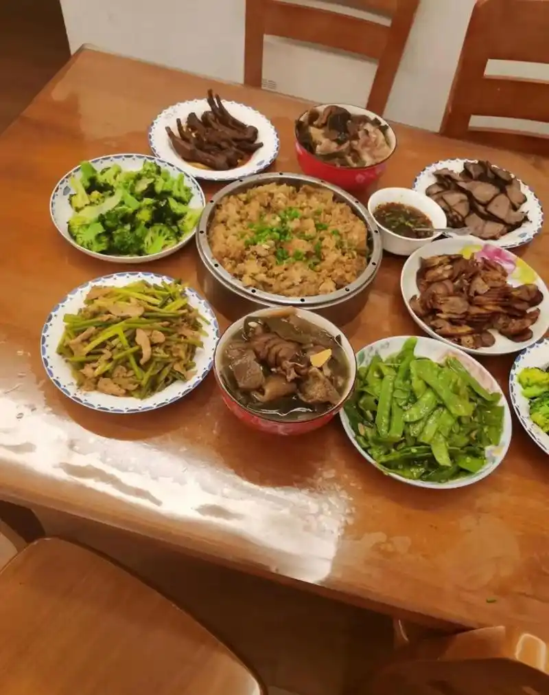 奶奶满98岁生日,爸妈做了两桌丰盛的饭菜,大姑给奶奶拿9999元,二姑给