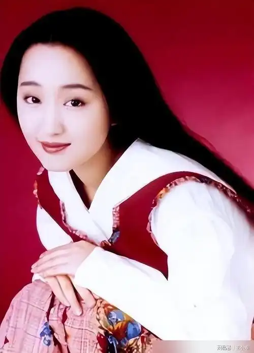 53岁杨钰莹状态:穿肉丝袜超短裙,大长腿比30岁女星还要迷人