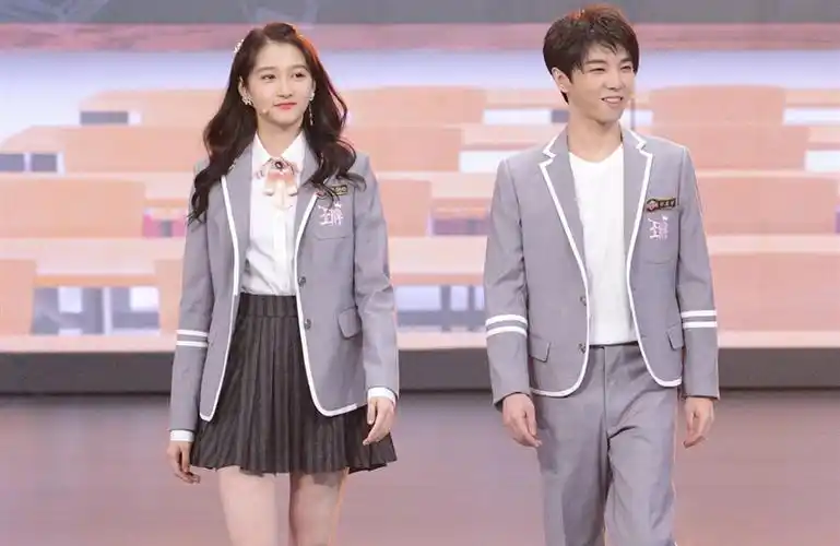 王牌对王牌关晓彤华晨宇同框意外暴露真实腿型不愧是腿精