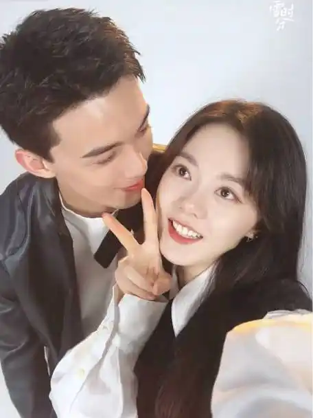 吴磊赵今麦甜蜜的双人自拍,两人的眼里都有星星啊