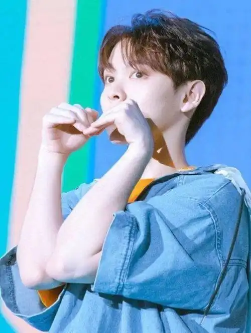 尤长靖的比心方式很特别,硬是用小胳膊凹成了一个心形,心