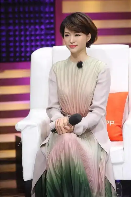 董卿线上露面美颜后没了真实感跟素颜截然不同好在知性优雅