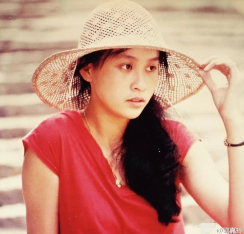 刘嘉玲晒18岁青涩少女照 别有一番妩媚甜美-北京时间