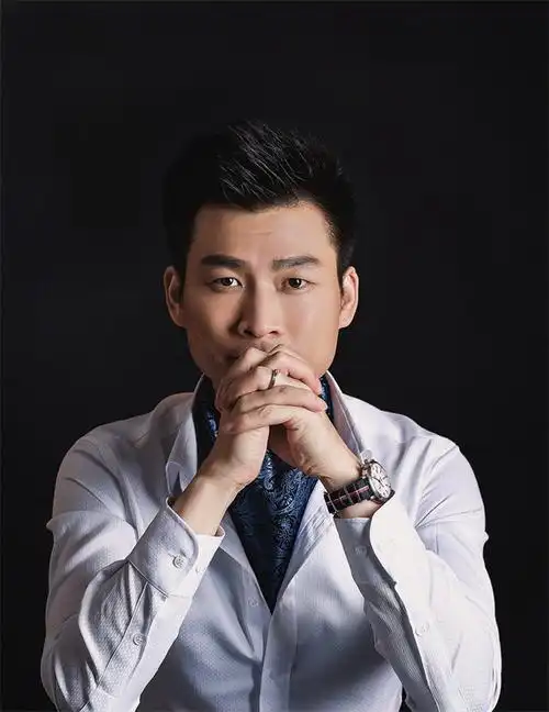 设计师侯胤杰nathan hou形象照.jpg