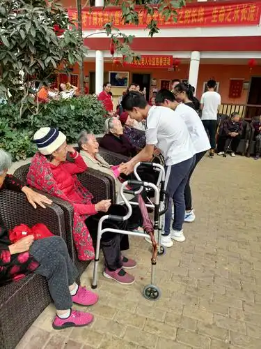 爱洒敬老院 情暖老人心
