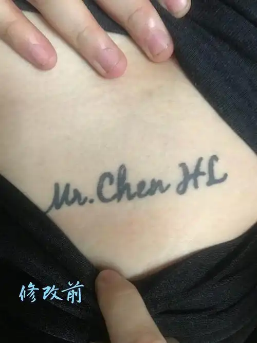 美女喜欢玫瑰纹身,黑玫瑰用来埋葬一段感情