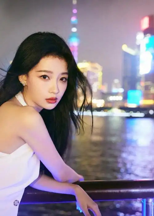 孙怡allwhite造型##孙怡东方明珠夜景大片