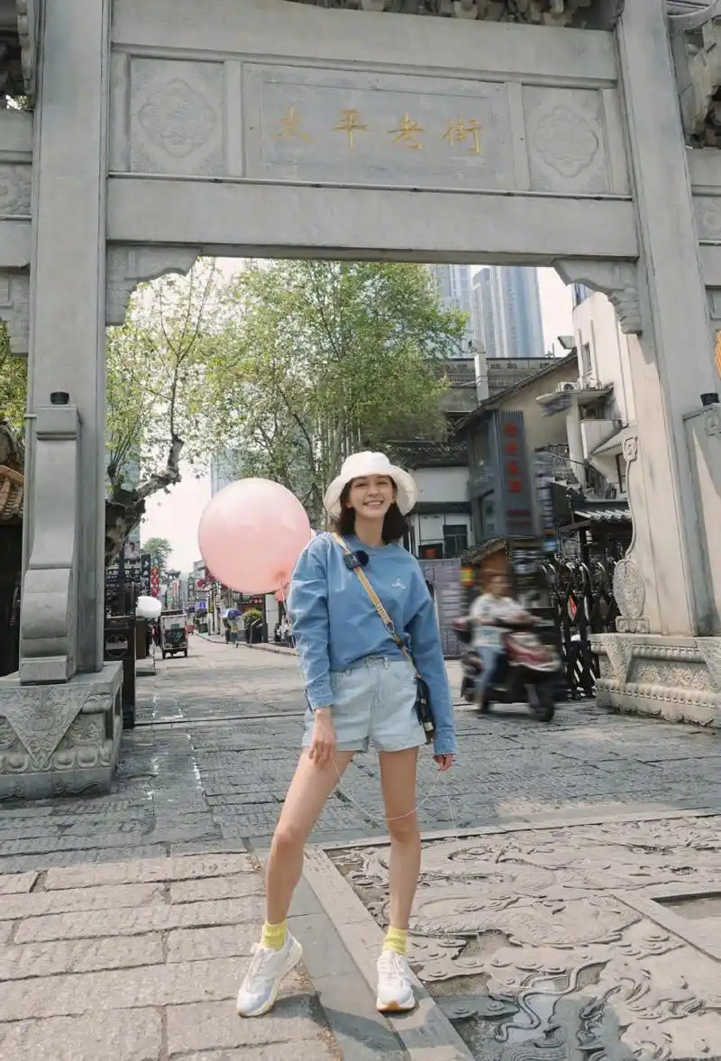 陈意涵湖南长沙打卡,这腿长目测一米八的感觉