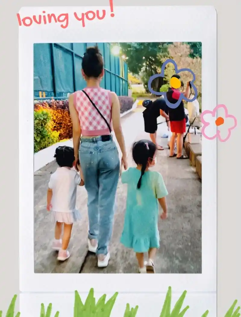 同时,方媛还晒出与两个女儿背影合拍,她一手牵一个萌娃,身材仍十分