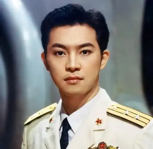 沙溢让胡可归还自己失去的颜值,年轻时的沙溢是军艺校草,确实非常的帅