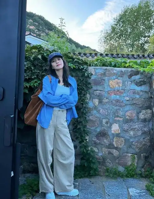 高圆圆广州机场到达,"蜂腰宽臀"堪比女团身材,44岁美出新高度