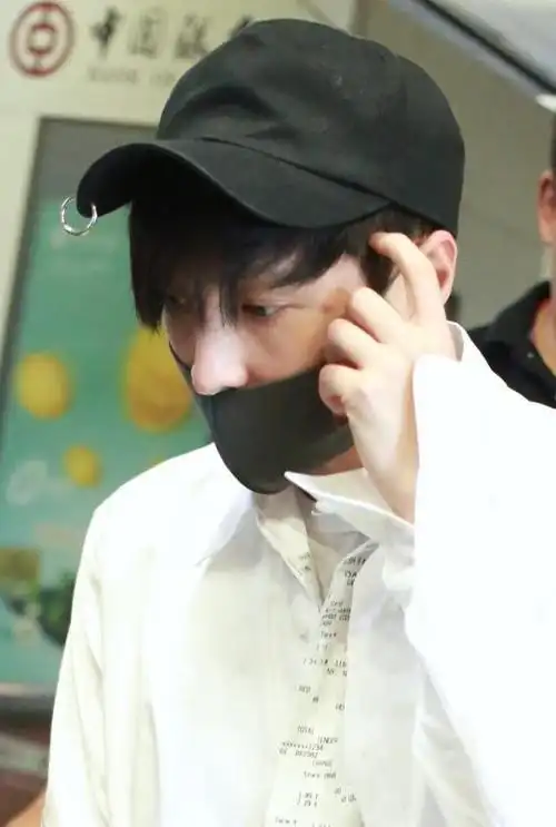 男明星的素颜也不高级,张艺兴不化妆的脸蛋,看着真挺普通的