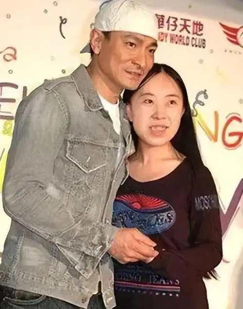 回顾:甘肃女孩为见偶像刘德华一面,逼得父亲卖房,割肾,跳海|鲁豫|疯狂