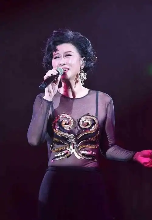 老到满头白发又怎样?叶倩文的美,和年龄没半毛钱关系